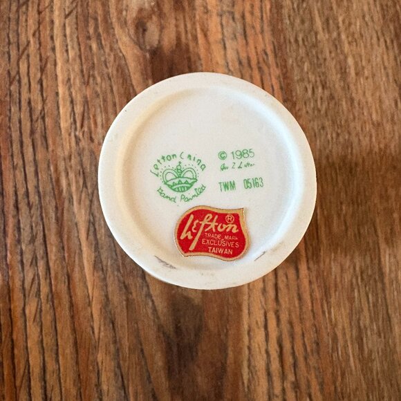 Hand Painted Bisque Porcelain 1985 Vintage Vase-Beautiful Flowers-4.5" Tall X 2" - Picture 2 of 2